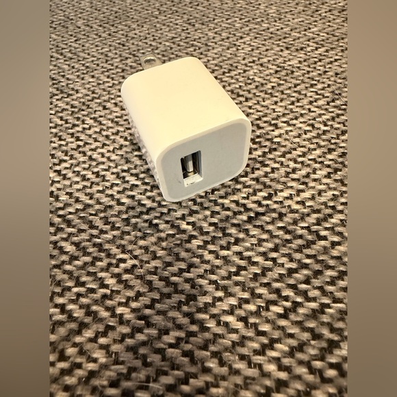 Apple 5W USB Power Adapter - Picture 3 of 8